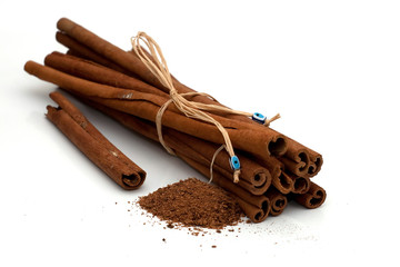 Cinnamon sticks and grated cinnamon