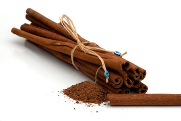 Cinnamon sticks and grated cinnamon