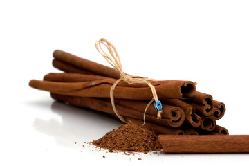 Cinnamon sticks and grated cinnamon