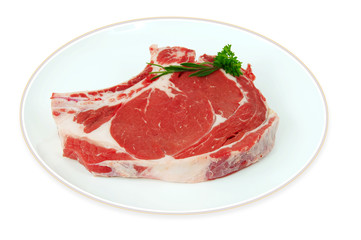 côte de boeuf cru sur assiette