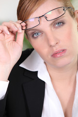 Portrait d'une jeune femme d'affaires