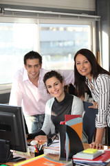 Homme et femmes d'affaires au bureau