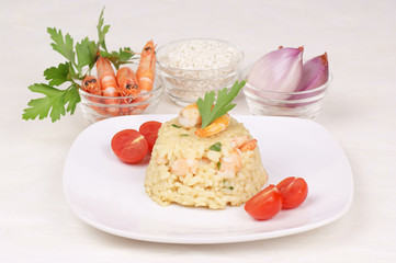 Risotto with shrimps and its ingredients