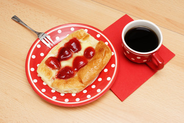 erdbeerplunder mit tasse kaffee