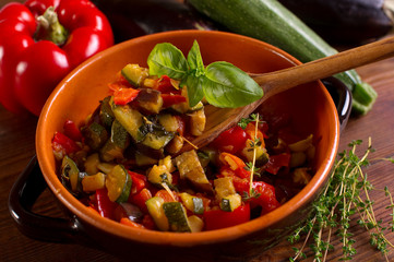 ratatouille in bowl - ratatouille in ciotola di coccio