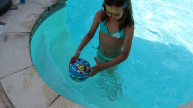 baignade déguisée jouant avec un ballon