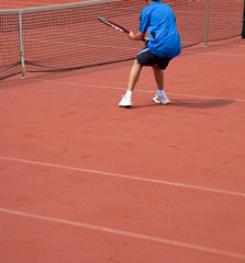 Obraz premium young tennis player hits theball