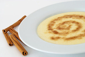 Grießbrei mit Zucker & Zimt