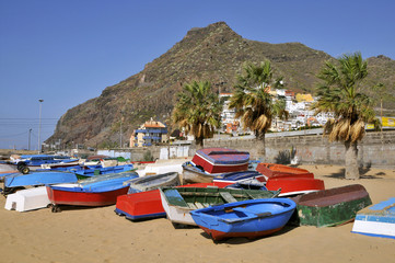 Fototapeta na wymiar Port of San Andres na plaży na Teneryfie Teresitas