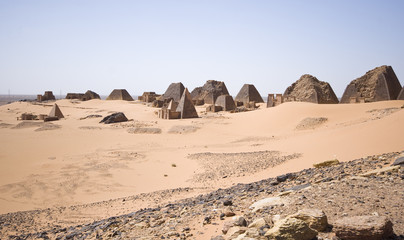 Fototapeta na wymiar Piramidy na pustyni