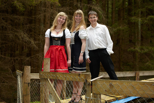 Jungendliche Geschwister in Tracht
