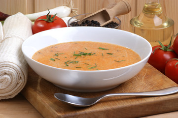 feine Tomatencremesuppe in einem weissen Teller