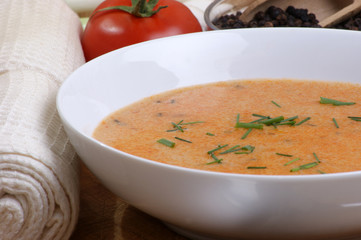 feine Tomatencremesuppe in einem weissen Teller