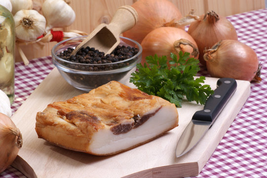 fetter Speck auf einem Holzteller