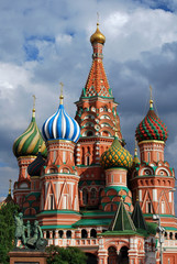 Fototapeta na wymiar Les bulbes de Saint Basile à Moscou