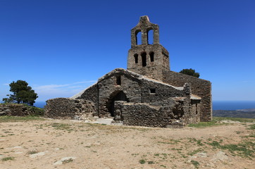 Fototapeta na wymiar petite chapelle du monastère bénédictin de san pere de rodes