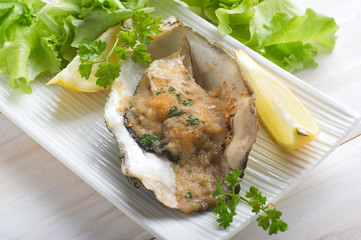 oyster ou gratin with salad-ostrica gratinata