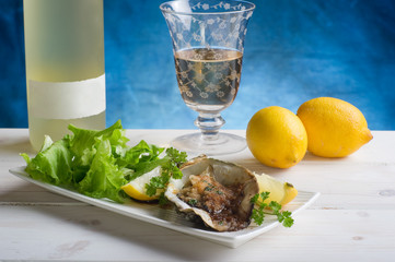 oyster ou gratin with salad-ostrica gratinata