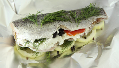 Gefüllte Forelle auf Alufolie