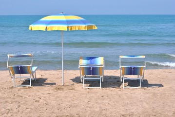 Ombrelloni e lettini in riva al mare