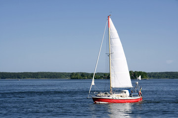Naklejka premium Sailing boat in blueand calm sea