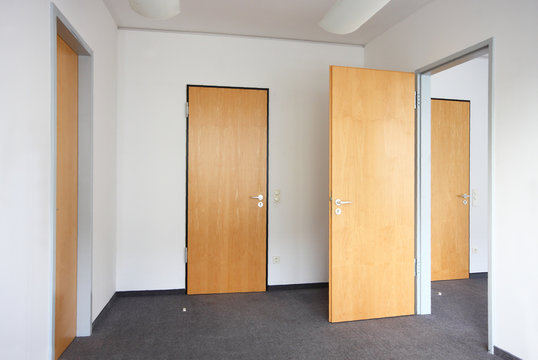leeres Büro Holztüren 