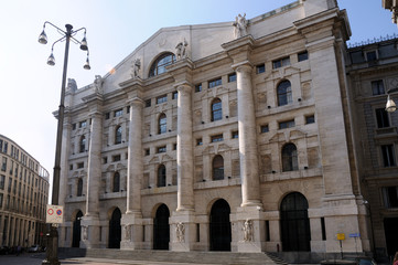Fototapeta na wymiar Budynek Giełdy Papierów Wartościowych w Mediolanie - 2