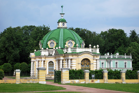 Un dome dans le parc de Kouskovo