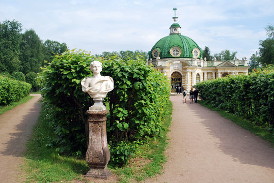 Les all&eacute;es du domaine de Kouskovo &agrave; Moscou