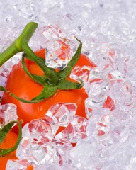 Papier Peint photo autocollant Dans la glace Tomates sur glace