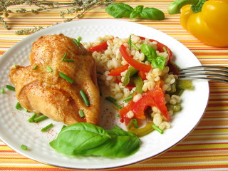 Ein Viertel Hähnchen mit Gerstengraupen und Paprikagemüse