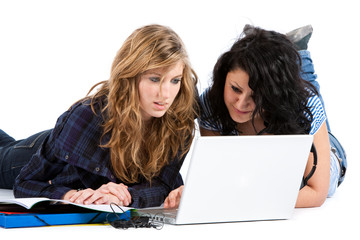 Deux adolescente avec ordinateur