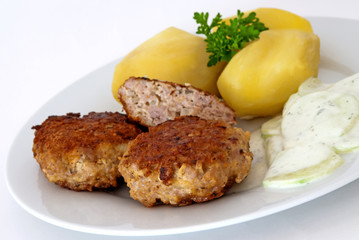 Frikadellen mit Kartoffeln & Gurkensalat