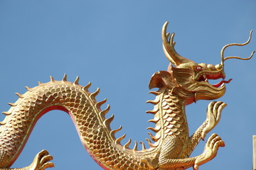 Fototapeta na wymiar dragon statue on roof of Na Kha temple, Wapipatum, Mahasarakam