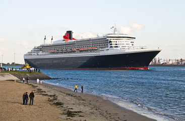 Cruise ship leaving Port of Rotterdam - 23156185