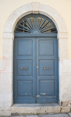 Fototapeta na wymiar Drewniane drzwi frontowe.