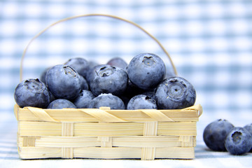Korb mit Heidelbeeren