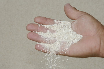 Hand prüft Rohstoff