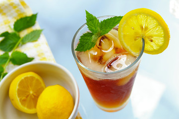 tall glass of iced tea with lemon and fresh mint