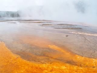 Geyser orangé