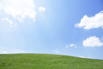 明るい空と丘