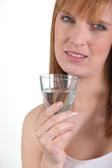 Portrait d'une femme avec un verre d'eau