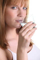 Portrait d'une femme buvant un verre d'eau