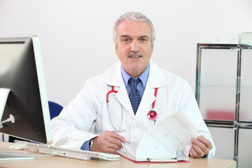 Fototapeta premium Portrait d'un médecin à son cabinet