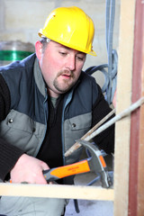 Portrait d'un maçon sur chantier