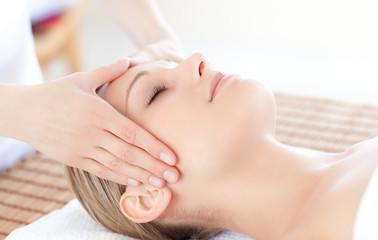 Obraz na płótnie Canvas Close-up of a bright woman receiving a head massage