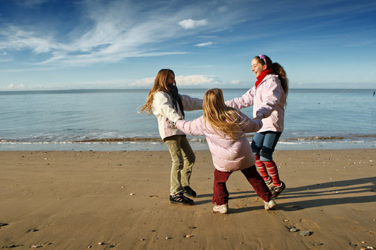 Trois enfants ensemble se tiennent lpar la main