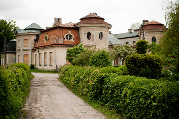 Fototapeta na wymiar Old abandoned manor Bratoszewice near Lodz