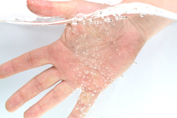 Hand im Wasser