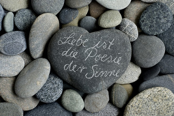 Steinherz mit Schrift